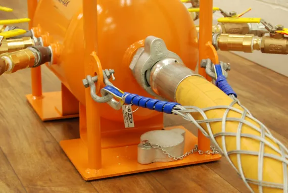 air tank manifold with whipsock